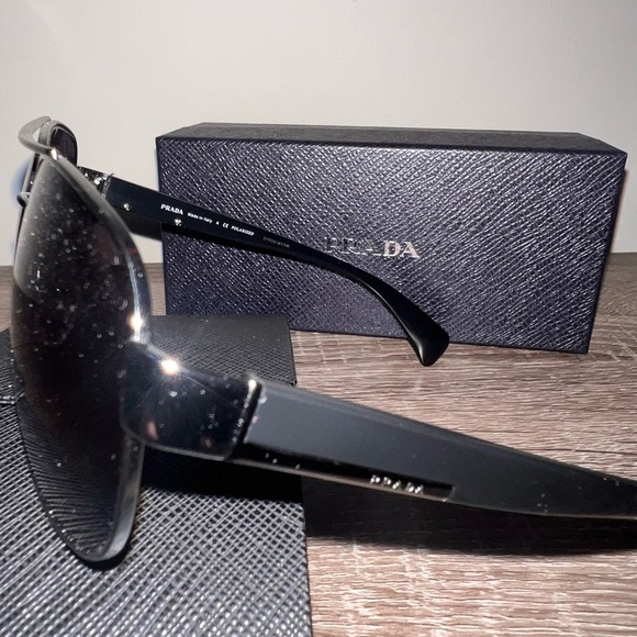 New Prada SPR 52P Sunglasses Grey Polarized Gunmetal/Black - Picture 13 of 13